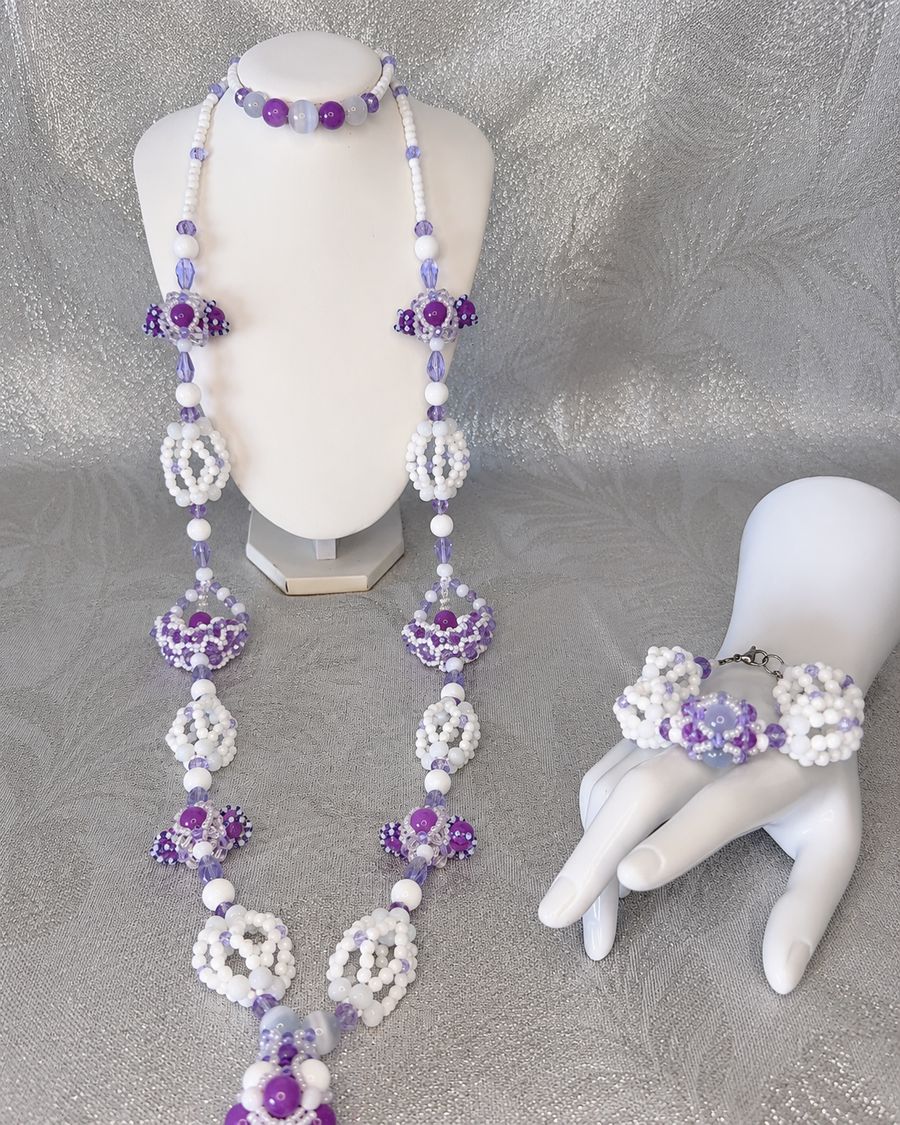 Conjunto de collar y pulsera de cuentas moradas y blancas hechos a mano